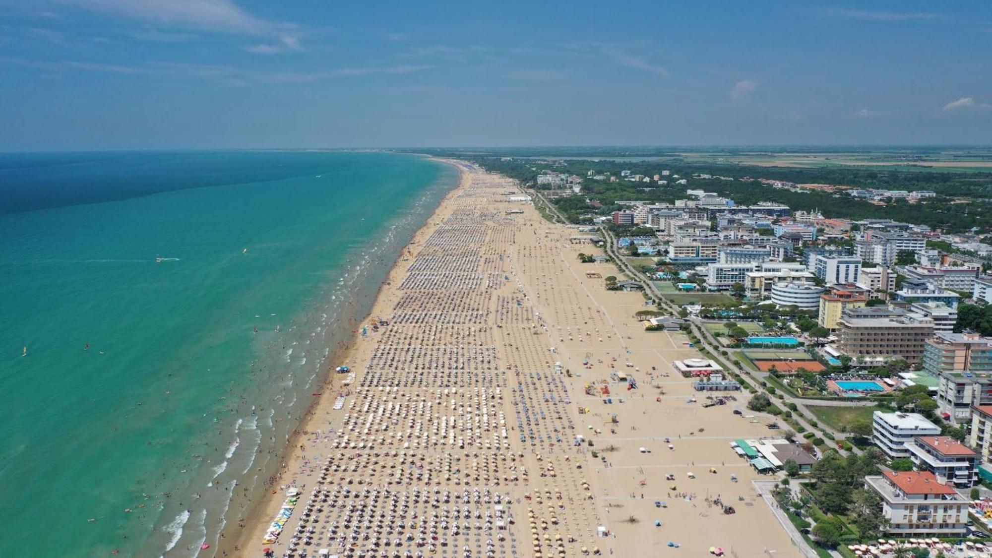 Nice Apartment With Terrace Next To The Sea Бибионе Экстерьер фото